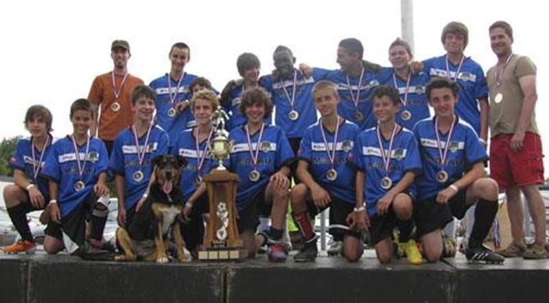 L'équipe de soccer U13-14 masculine des Loisirs La Providence/Saint-Joseph a participé au tournoi invitation des Rebelles de l'Est de Trois-Rivières, les 14 et 15 juillet. Forts d'un début de saison impeccable, sans la moindre défaite en huit matchs, les Maskoutains ont poursuivi leur beau travail à Trois-Rivières, terminant la ronde préliminaire en tête avec deux gains et une nulle. La formation dirigée par Michel Daviau et Guillaume Goulet a par la suite remporté sa demi-finale au compte de 5-