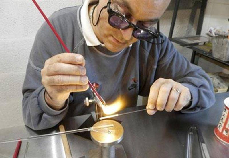 Les artistes et artisans intéressés à participer à cet événement culturel ont jusqu’au 30 juillet pour se manifester. Le Parcours 2013 prend une toute nouvelle forme! En effet, la formule « portes ouvertes chez les artistes » est remplacée par le regroupement des artisans sous un même toit. L’événement se tiendra au Centre aquatique Desjardins les 27, 28 et 29 septembre dans le cadre des Journées de la culture. L’accent sera mis sur les ateliers-démonstrations à toutes les clientèles, de la mate