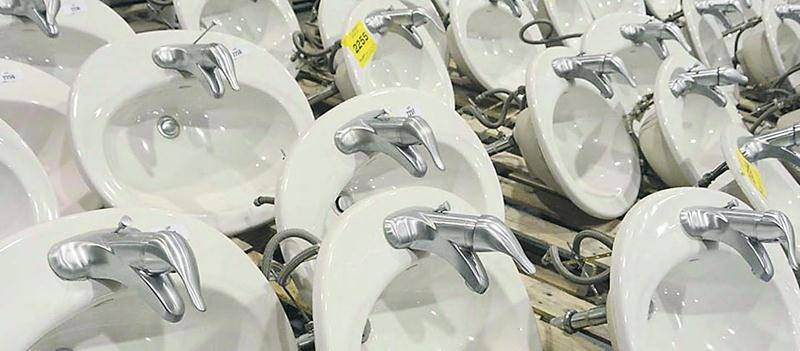 Les lavabos et les toilettes des chambres avaient été soigneusement démontés pour être regroupés en lots dans l’une des salles de gala de l’ancien centre des congrès.