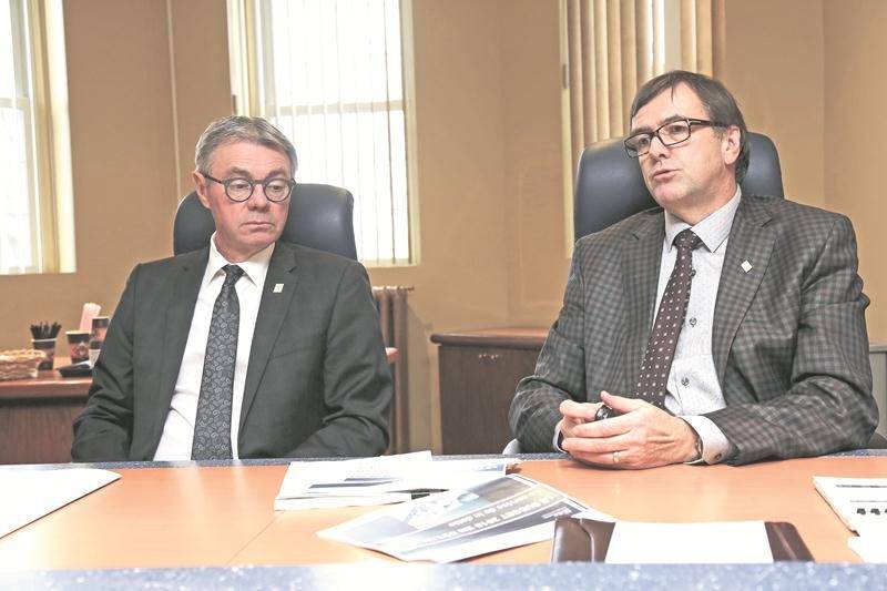 Le maire de Saint-Hyacinthe, Claude Corbeil et le directeur général de la Ville, Louis Bilodeau, au point de presse de mardi qui a suivi l’adoption du budget par le conseil, lundi soir. Photo Robert Gosselin | Le Courrier ©