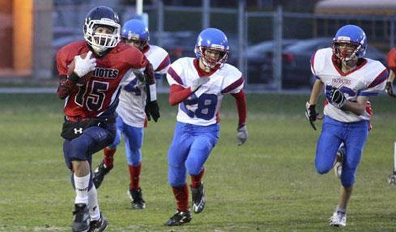 Les Patriotes cadets de l'école secondaire Saint-Joseph ont connu la victoire à leur première rencontre du calendrier printanier, vendredi, à domicile, contre l'école La Poudrière, de Drummondville. Il s'agissait d'un match revanche entre ces deux formations, respectivement championne et finaliste lors de la saison d'automne. Dans un match à caractère offensif, les Maskoutains l'ont emporté 67-61 en troisième période de prolongation. Les Patriotes ont marqué dans les derniers instants du quatriè