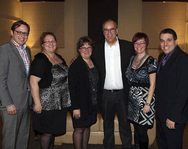 Le Courrier de Saint-Hyacinthe a souligné de façon toute particulière le dévouement et le professionnalisme de trois de ses plus fidèles employés à l'occasion du souper de Noël de l'entreprise. Josée Bachand, adjointe à la rédaction, Robert Gosselin, photographe ainsi qu'Aline Beauchemin, infographiste, sont tous à l'emploi du journal depuis 25 ans. Des hommages particuliers leur ont été rendus par l'éditeur Benoit Chartier, propriétaire de DBC Communications. Sur la photo, on reconnaît dans l'o