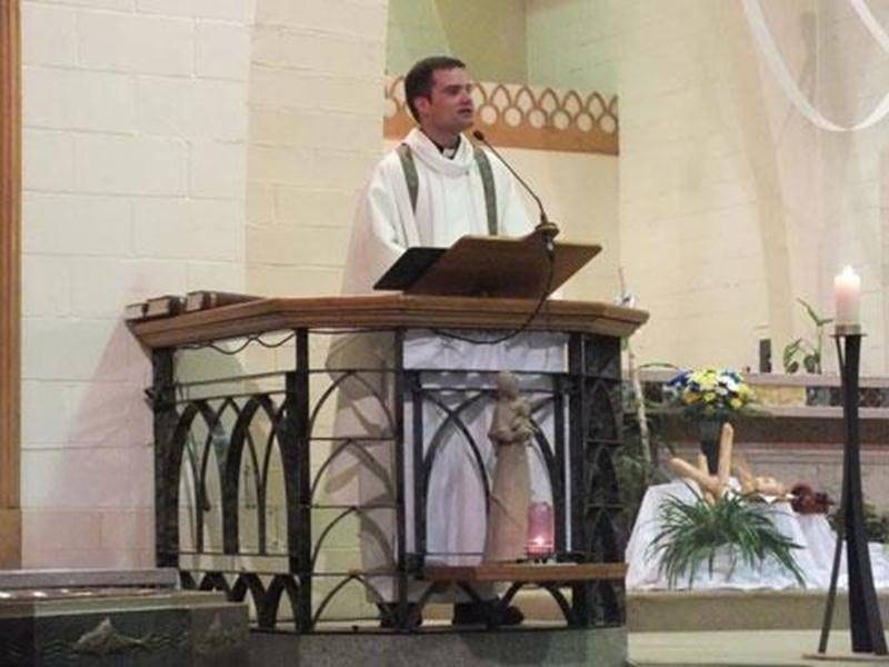 David Labossière a été ordonné prêtre le vendredi 31 mai à 19 h 30, en l’église Saint-Eugène de Granby, fête de la Visitation de la Vierge Marie, par Mgr François Lapierre, p.m.é. Plus de 500 personnes ont assisté à ce grand événement d’Église. David Labossière est originaire de Saint-Hyacinthe. Il a étudié à la polyvalente Hyacinthe-Delorme. Il a complété ses études au Séminaire de Québec et le 29 juin 2012, en la fête de Saint-Pierre et Saint-Paul, il a été ordonné diacre. Devenu prêtre, il po