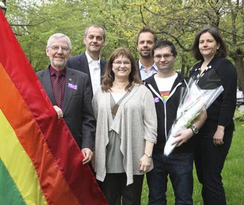 À l'occasion de la Journée internationale contre l'homophobie qui a lieu aujourd'hui, la Ville de Saint-Hyacinthe a hissé, mardi, le drapeau arc-en-ciel, symbole de la communauté LGBT (Lesbiennes, guais, bisexuels et transgenres), pour démontrer son soutien à la lutte contre l'homophobie. Hissé en même temps que la Journée internationale des familles, le drapeau arc-en-ciel restera devant l'Hôtel de Ville pendant une semaine. Parmi les personnes présentes, on retrouvait Claude Bernier, maire de