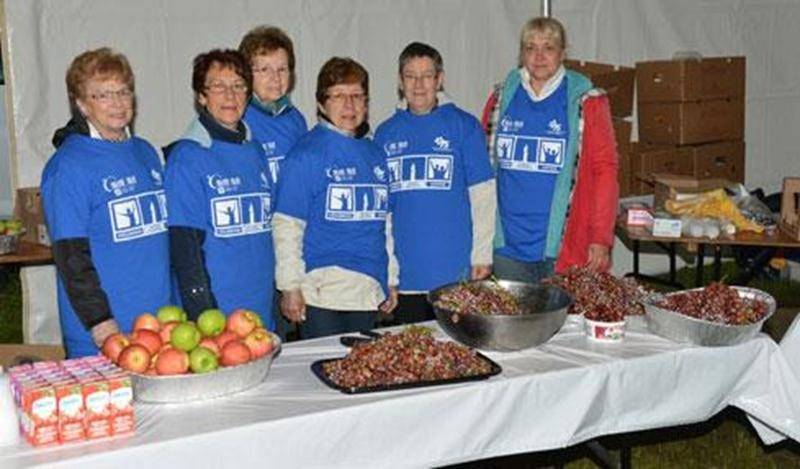 Pour une 9 e année consécutive, les membres de l’AFEAS Sacré-Coeur et leur présidente Yolande Dumont se sont mobilisées afin de prêter main-forte au comité organisateur de la 12 e édition du Relais pour la vie de Saint-Hyacinthe. En effet, le 8 juin au petit matin, quelques membres de cette association étaient au rendez-vous afin d’assurer vaillamment le service du petit déjeuner aux équipes de marcheurs. Les membres de l’AFEAS Sacré-Coeur ont toujours fait preuve d’une grande générosité lors de