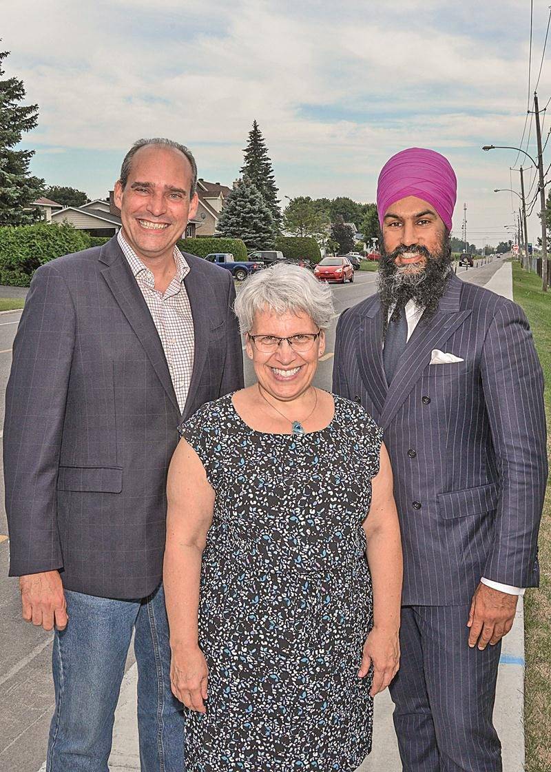 La députée de Saint-Hyacinthe Bagot, Brigitte Sansoucy est entourée des candidats à la chefferie du NPD, Guy Caron et Jagmeet Singh. Photo François Larivière | Le Courrier ©