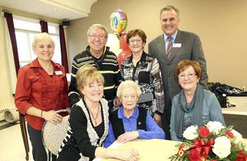 À la Résidence Les Jardins de la Gare, Mme Lucille Archambault (épouse de feu Bernard Petit), native de Sainte-Hélène, a fêté ses 100 ans le 5 décembre en présence de ses enfants Gilles (Thérèse), Rachel, Fernande (Richard), Solange, Francine et Jean-Claude (absents). Sur la photo, à l'avant, Mme Archambault est entourée de ses filles Solange Petit (à gauche) et Rachel Gaumond. À l'arrière, on aperçoit Denise Légaré, animatrice; Gilles Petit, Fernande Grenon et William Churma, directeur général