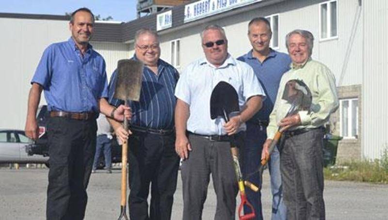 L'abattoir L. G. Hébert investira plus de 1,3 M$ dans ses installations de Sainte-Hélène-de-Bagot. Bertrand Lapierre et Yves Petit, respectivement directeur des travaux publics et maire de la municipalité, entourent ici Yves Lauzon, directeur de la production, Mario Côté, copropriétaire ainsi qu'Antonio Filice, copropriétaire et directeur général.