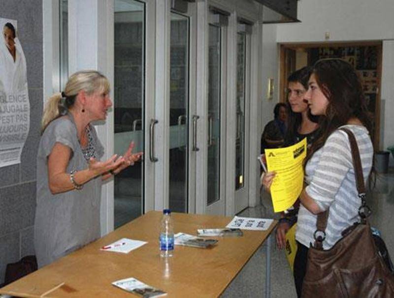 Le 26 septembre, pour une quatorzième année, le Collège Saint-Maurice recevait une dizaine d’organismes communautaires, sociaux, culturels et environnementaux de son milieu. Les élèves du programme international ont alors rencontré les responsables des organismes dans le cadre d’ateliers. Toutes les élèves du Collège ont aussi eu l’occasion de visiter leur kiosque sur l’heure du dîner. Cette activité vise à favoriser le mariage de l’éducation et de l’engagement communautaire, une initiative qui