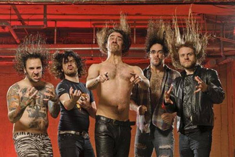 Le groupe de Québec Dance Laury Dance, qui a fait la première partie du groupe Metallica lors du Festival d'été de Québec, sera en prestation au bar Le Trash le jeudi 10 novembre vers 20 h. Se démarquant pour leur goût du rock'n roll, le groupe a eu l'occasion de faire rocker le Québec en montant sur la scène d'évènements musicaux tels Les Francofolies, Woodstock en Beauce et Jonquière en musique.