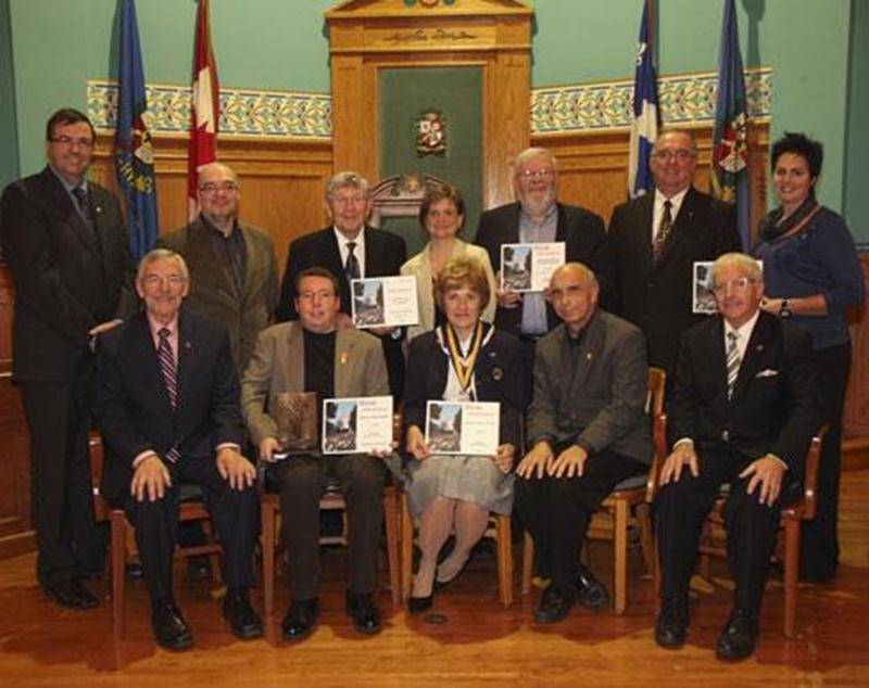 Les candidats soumis par la Ville de Saint-Hyacinthe au Prix Dollard-Morin et au Prix d'excellence 2001 ont été honorés récemment à l'Hôtel de Ville. Lauréat provincial dans la catégorie Relève au Prix Dollard-Morin, David Guilmaine était du nombre, tout comme les candidats représentant la Ville dans trois autres catégories, soit Carole Turcotte, la Caisse Desjardins de Saint-Hyacinthe et le Club Optimiste Douville. On a aussi célébré le récent Prix d'excellence décerné au Rendez-vous des Papill