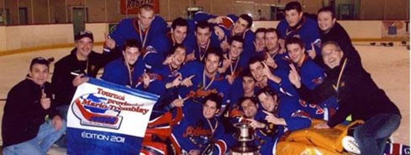 Une victoire de 3-0 contre les Éclaireurs de Lac-Etchemin en finale a permis aux Gaulois de Saint-Hyacinthe junior B de soulever la bannière du tournoi provincial de hockey Mario Tremblay, le 4 décembre, à Alma. La troupe de l'entraîneur-chef Daniel Foisy n'a subi aucune défaite durant son parcours au Saguenay-Lac-Saint-Jean. Les membres de l'équipe sont Simon Lapointe, Michel Simoneau, Philippe Rochefort, Maxime Foisy, Jean-Christophe Pilon, Guillaume Letendre, Sébastien Demers, Kevin Desmarais