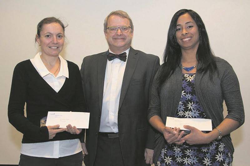 Maud De Lagarde, lauréate pour le 3e cycle, et Yaindrys Rodriguez Olivera, lauréate pour le 2e cycle, ont reçu le volet académique du Prix de la Technopole des mains du Dr Michel Carrier, vice-président de Saint-Hyacinthe Technopole et doyen de la Faculté de médecine vétérinaire. Photo : Faculté de médecine vétérinaire de l’Université de Montréal