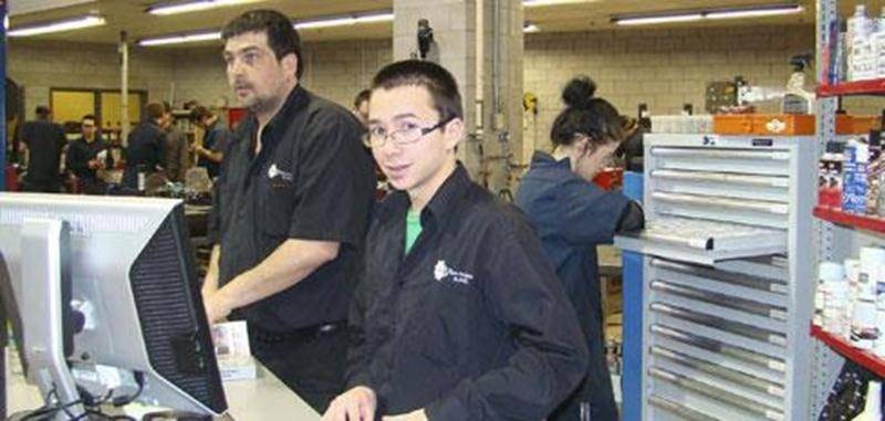 Le mardi 12 mars, le secteur mécanique de l’École Professionnelle de Saint-Hyacinthe tenait sa première activité : La formation pour la relève… J’y tiens! Les employeurs des secteurs de Vente de pièces mécaniques et d’accessoires, Mécanique agricole et Mécanique automobile, ont été invités à venir voir les élèves en action dans leurs milieux d’apprentissage. Les employeurs présents, satisfaits de leur visite, ont par la suite eu l’opportunité de courtiser les élèves. Un franc succès, auquel l’EP