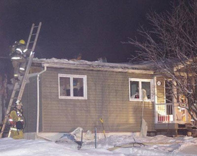 Un incendie a endommagé en grande partie une résidence de la rue Jolibois à Saint-Hyacinthe dans la nuit de vendredi à samedi. Plus d'une vingtaine de pompiers ont été mobilisés afin d'éteindre les flammes. Le feu a causé des dommages à la façade extérieure ainsi qu'au cabanon se trouvant à proximité. Un problème avec une chauffrette pourrait être en cause. Un couple et leurs deux enfants habitaient cette résidence et ils n'ont pas été blessés.