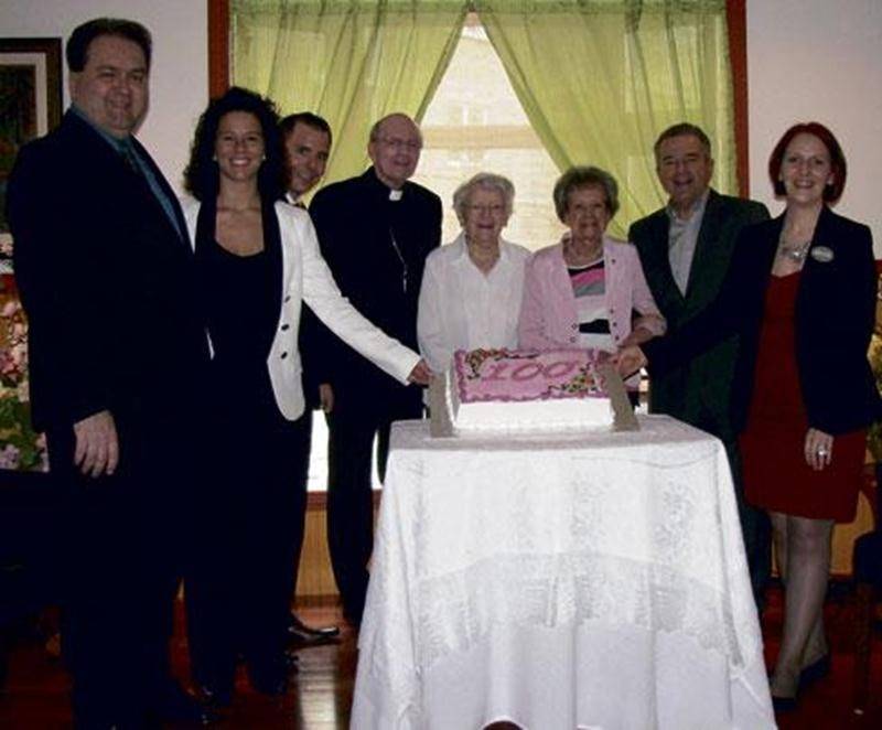 Les familles, le personnel et de nombreux dignitaires ont tenu à rendre hommage à deux résidentes de L’Eau Vive à Saint-Hyacinthe qui ont fêté le 30 avril, leur centième anniversaire de naissance. Mme Elizabeth Brasseur et Mme Solange Desmarais, qui vivent à la résidence depuis plusieurs années, ont eu le privilège de recevoir la bénédiction papale. Un spectacle du Choeur de l'Association des retraités de l'enseignement, section Richelieu-Yamaska rendant hommage à Félix Leclerc, qui aurait eu 10