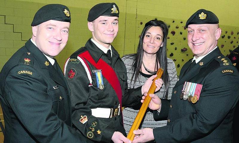 L’adjudant Landon Houde-Préfontaine reçoit un compte-pas en compagnie de major Laporte, Nancy Houde, sa mère, et lieutenant Préfontaine, son père. Photos François Larivière | Le Courrier ©