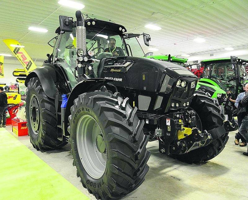 Le manufacturier de machinerie agricole Deutz-Fahr n’est pas passé inaperçu en présentant son modèle Warrior de couleur noire alliant design et innovations technologiques. Ce tracteur développant une puissance de plus de 260 chevaux est réputé être le plus économique du marché. Photo François Larivière | Le Courrier ©