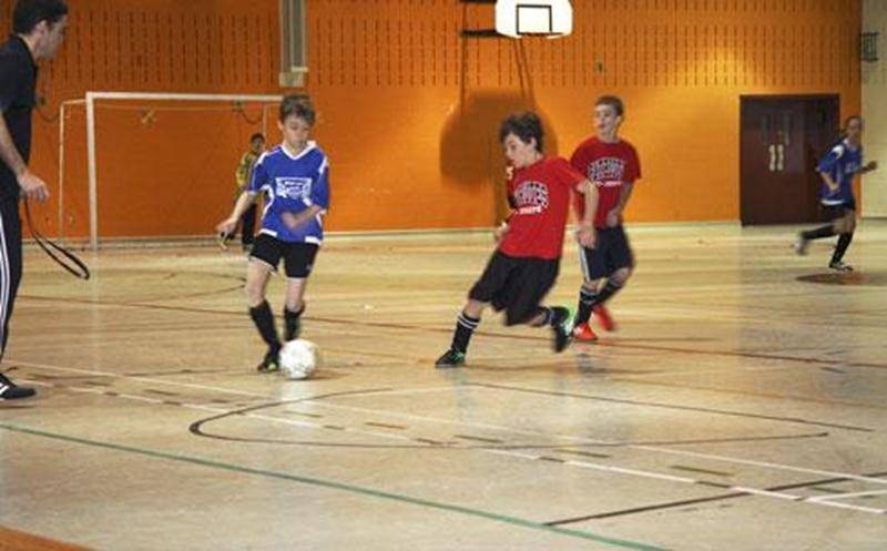 Le tournoi de soccer intérieur organisé par l'étudiante de 5 e secondaire Alyssia Lapalme a permis de remettre 778 $ à la Société canadienne de la sclérose en plaques. Au total, une soixantaine de jeunes du niveau primaire se sont affrontés amicalement dans les gymnases de l'école secondaire Saint-Joseph (ESSJ) le 9 février. L'activité sportive a été réalisée dans le cadre du programme d'éducation internationale auquel est inscrite Alyssia à l'ESSJ. L'élève âgée de 16 ans tient à remercier les g