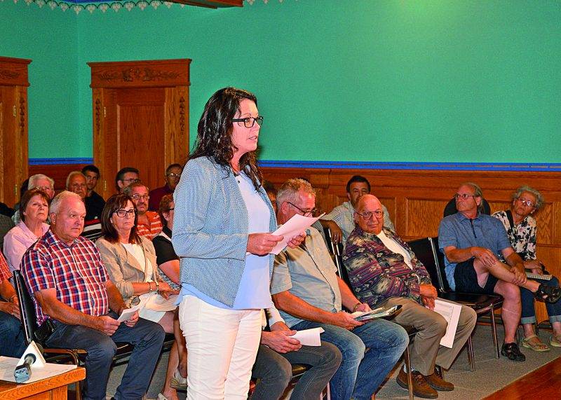 Des dizaines de citoyens du secteur Saint-Thomas-d’Aquin ont soulevé le 7 août en séance du conseil des irrégularités dans les factures que la Ville leur a fait parvenir. Linda Roy avait pris la parole pour le groupe. Photo François Larivière | Le Courrier ©