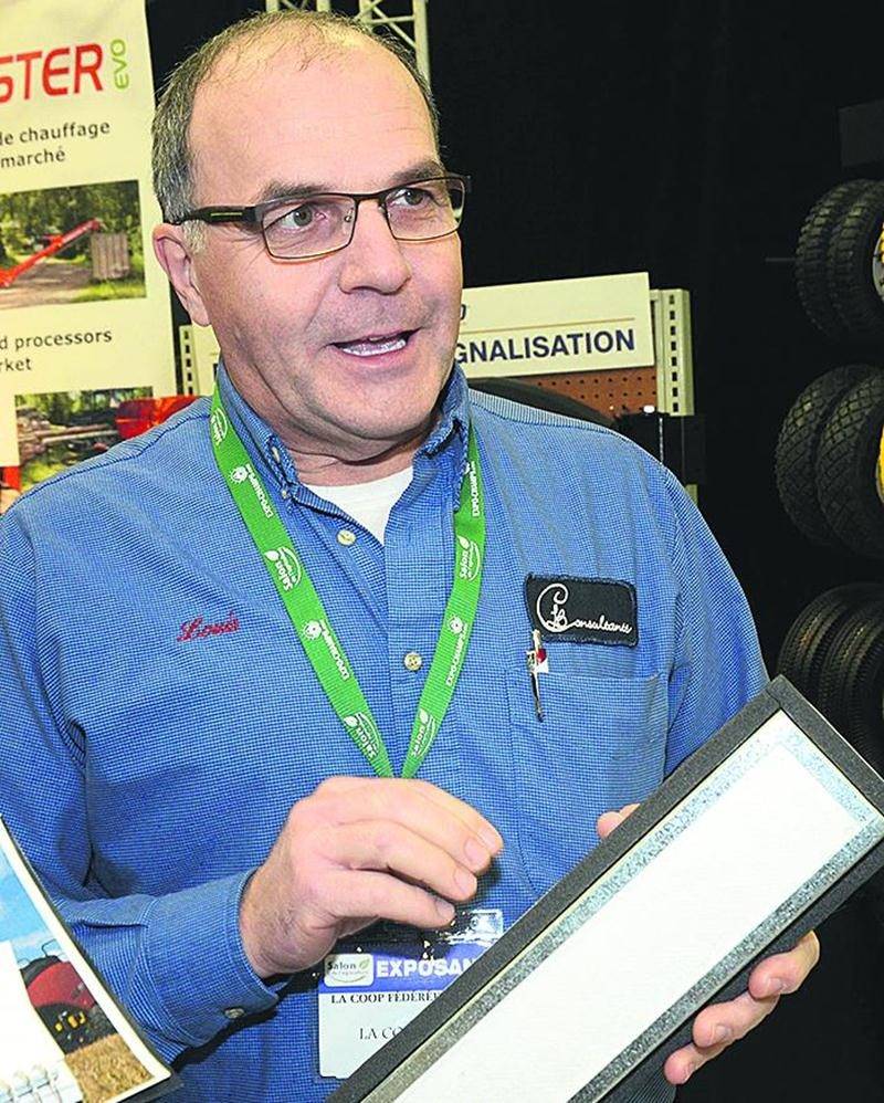 Pour améliorer la qualité de l’air des cabines d’équipements de ferme, l’entreprise américaine CAF a mis au point un filtre disposant d’une efficacité de 95 % comparativement à 50 % pour celui d’origine. Ce dispositif comprenant trois niveaux de filtration comprend un filtre avec charbon actif permettant de capter les aérosols et les vapeurs organiques telles que des pesticides et des herbicides. Photo François Larivière | Le Courrier ©