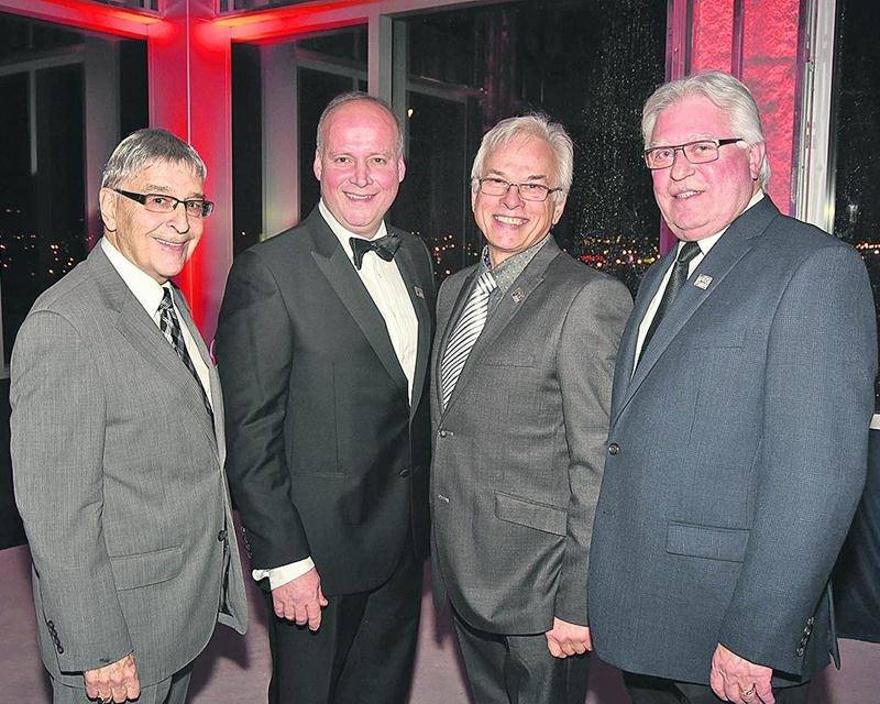 D’autres belles rencontres avec d’anciens présidents et partenaires actuels de la Chambre. On reconnaît Roger Duceppe, de la Fondation Aline-Letendre, André Brochu, des Galeries St-Hyacinthe, et Gilles Joyal. Photo François Larivière | Le Courrier ©