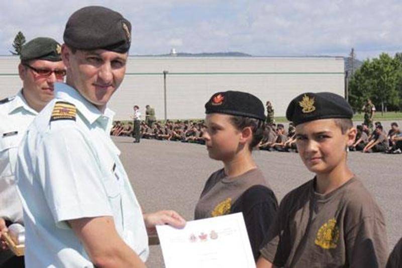Le cadet Antoine Brien Corriveau, du Corps de cadets 01 6Bn R22ER, a été nommé meilleur cadet de son peloton, lors de la parade de graduation du cours d’instruction générale au camp des cadets de Valcartier, à Québec, le 27 juillet. Le jeune homme a été jugé sur son dynamisme, sa motivation, ses résultats, son comportement, sa tenue exemplaire et son efficacité en général. De plus, son attitude et son respect envers les autres ont été remarqués par ses officiers et cadets-cadres. Antoine s’est a