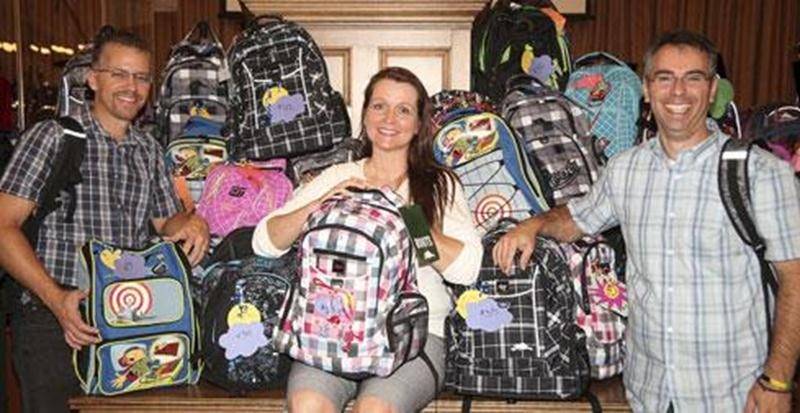 Guy Gosselin (pasteur fondateur), Josianne Charbonneau (coordonatrice) et David Chassé (pasteur-adjoint) ont pu remettre plus de quarante sacs à dos à des enfants du primaire de Saint-Hyacinthe dans le cadre du <em>Retour à l'école VIP</em>.