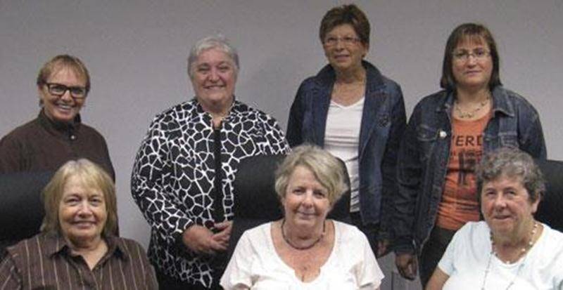 Les nouveaux membres du conseil d’administration de l’Atelier de peinture libre de Saint-Hyacinthe vous invitent à vous joindre à l’Atelier et à profiter des multiples avantages d'être membre. Pas besoin d’être professionnel, si vous savez manier un pinceau et aimez créer, quel que soit votre âge, votre style de peinture ou votre talent, vous pouvez devenir membre. On vous attend les mardis et vendredis à la salle Desrosiers au Centre culturel (800, rue Turcot). Vous pourrez utiliser les chevale