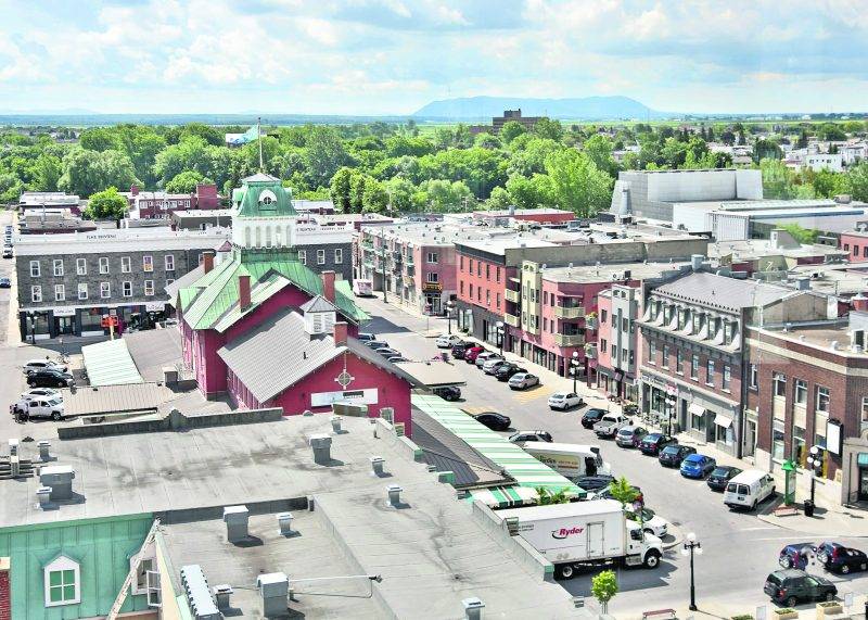 Joyau patrimonial du centre-ville de Saint-Hyacinthe, le Marché public sera le théâtre d’autres interventions majeures en 2017-2018. Tout son parement de brique devra notamment être remplacé. Photo Robert Gosselin | Le Courrier ©