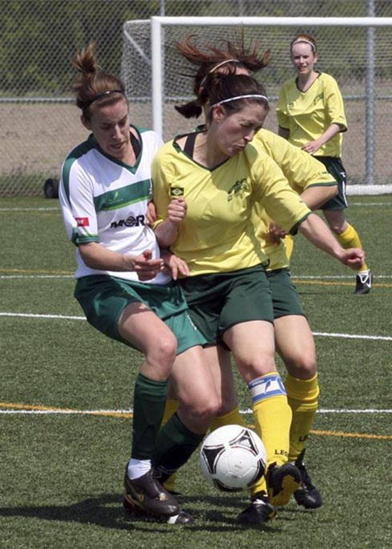 Le coup d'envoi officiel de la saison 2012 du FC Saint-Hyacinthe a été donné samedi après-midi, à la Polyvalente Hyacinthe-Delorme. Les équipes senior AA masculine et féminine de division 1 étaient les principales têtes d'affiche de cette journée de festivités. Les Maskoutaines ont offert une brillante performance contre leurs rivales de Saint-Hubert, qu'elles ont dominé pendant 90 minutes. Plus tard en soirée, la joute d'inauguration des hommes s'est quant à elle soldée par un verdict nul de 1-