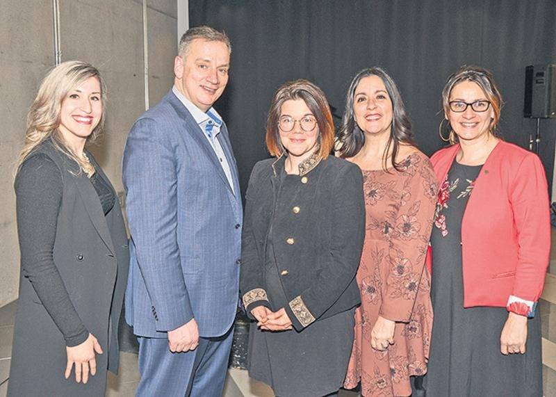 On reconnaît, dans l’ordre habituel : Magaly Caouette, présidente du conseil d’administration de la Fondation Martin-Giard, l’abbé Éloi Giard, président d’honneur de la campagne de financement 2018, Natacha Gagné-Patenaude et Michèle Guimond, animatrices à la vie spirituelle et à l’engagement communautaire, et Line Robillard, directrice adjointe aux études et à la vie étudiante du Cégep de Saint-Hyacinthe.