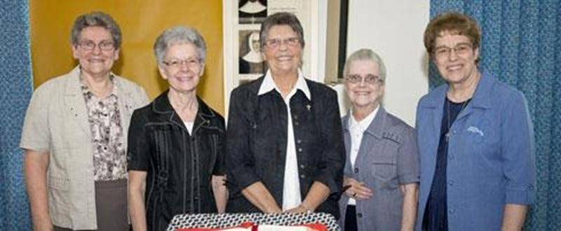 Sous le thème « Ensemble, marchons avec Jésus », les Soeurs de Saint-Joseph ont vécu le 28 e chapitre général de leur histoire qui s’est conclu par une cérémonie de clôture, le 13 juillet. Pour animer et gouverner la congrégation durant les cinq prochaines années, elles ont élu les soeurs suivantes : Claudette Robert, supérieure générale (au centre), entourée des conseillères générales : Monique Laroche, Monique Mathieu, Monique Lemieux et Pauline Vertefeuille.