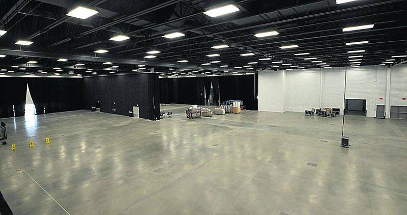 La salle principale de 60 000 pieds carrés (notre photo) est divisible en quatre salles. Lors du passage du COURRIER, on commençait à préparer le vaste espace à accueillir la Foire de l’habitation et ses 116 exposants. Photo François Larivière | Le Courrier ©