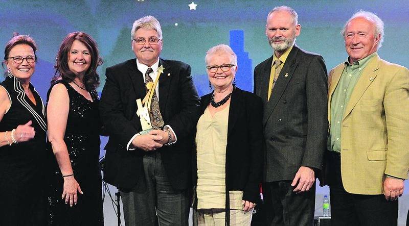 La Ville de Saint-Hyacinthe a également reçu le prix Joseph-Beaubien Or. On reconnaît, de gauche à droite sur la photo, Nicole Dion Audette, conseillère municipale, Suzanne Roy, présidente de l’Union des municipalités du Québec et mairesse de la Ville de Sainte-Julie, Pierre Mathieu, conseiller technique et principal développeur du projet, Johanne Delage, conseillère municipale, Claude P. Beaubien, architecte, ingénieur, médiateur et enseignant et membre du jury du mérite Ovation municipale et D