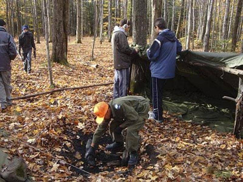 Les 7, 8 et 9 octobre, les cadets de l'air participeront à une fin de semaine de survie en forêt organisée par l'escadron 953 des Cadets de l'air de Saint-Hyacinthe. Cette activité fait partie des nombreuses activités offertes aux jeunes de 12 à 18 ans qui veulent faire partie d'un groupe de jeunes dynamiques et impliqués dans leur communauté. Si tu désires t’inscrire, les Cadets de l’air de Saint-Hyacinthe t’attendent le mercredi, dès 19 h, au manège militaire de Saint-Hyacinthe. Pour informati