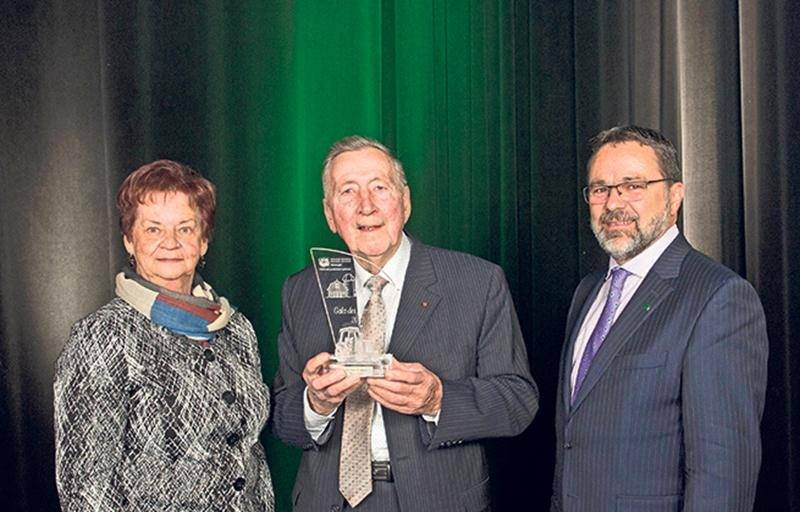 Hermel Giard, au milieu de la photo, a reçu en 2017 des mains de Christian St-Jacques, président de la Fédération de l’UPA de la Montérégie, le prix Coup de Chapeau lors de la 5e édition du gala des Agristars. M. Giard était accompagné de son épouse, Huguette Perrault.