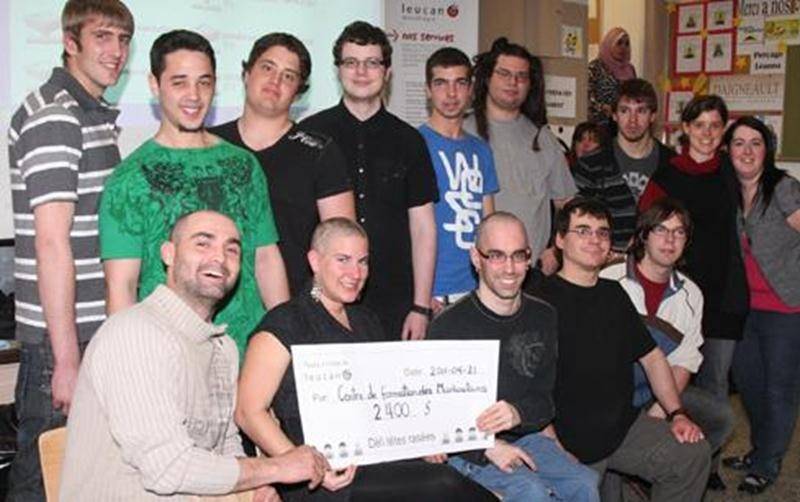 Le Centre de formation des Maskoutains (CFM) se dévoue pour une bonne cause : LEUCAN. En effet, 19 élèves et un enseignant de cette école ont pris part à un Défi têtes rasées, le jeudi 21 avril, au CFM. Ce projet a été rendu possible grâce à la collaboration des élèves et enseignants du Département de coiffure de l’École professionnelle de Saint-Hyacinthe, qui ont procédé au rasage.