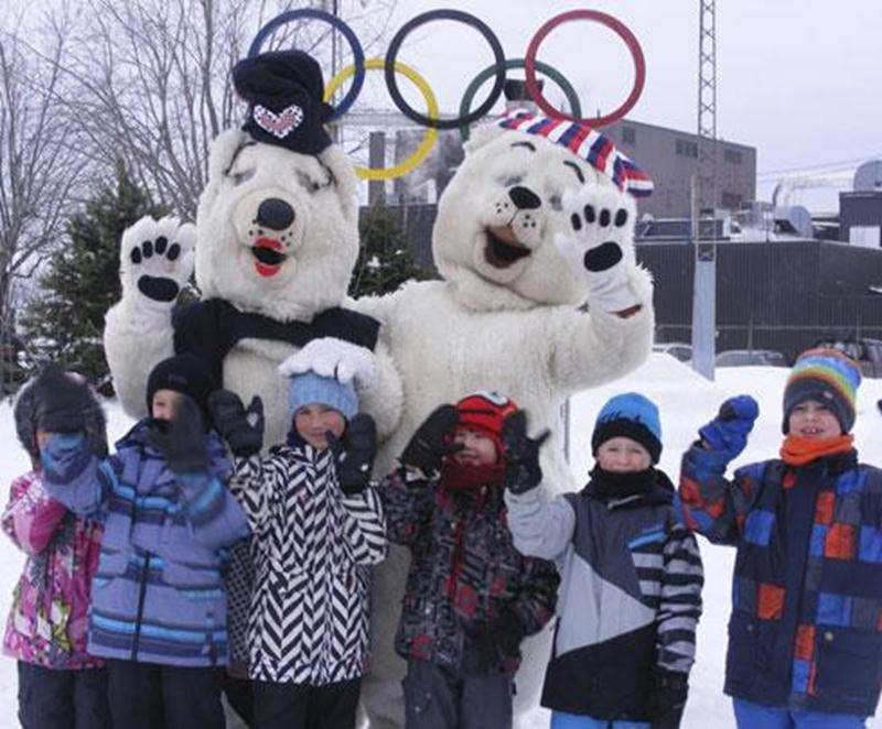 C’est sous le signe de la joie qu’a eu lieu l’ouverture des Jeux olympiques à Saint-Damase. Pendant les deux semaines d'activités, les élèves vibreront au rythme des Olympiques. Le vendredi 7 février, l’école a vécu la cérémonie olympique avec la participation des élèves. Chacun entrait dans le gymnase au son de la musique officielle des Jeux en portant le drapeau représentant un athlète canadien qu’il suivra tout au long des compétitions. De plus, il y a eu le relais de la flamme par un élève d