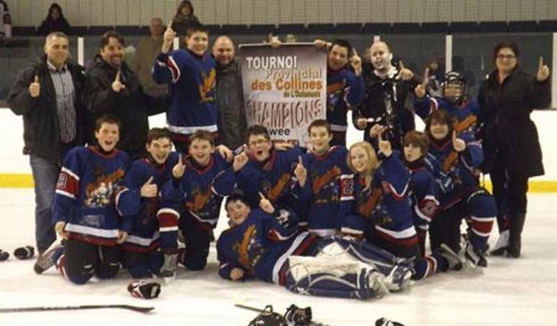 Le Maskas de Saint-Hyacinthe pee-wee B a bien défendu les couleurs de la municipalité en remportant le tournoi des Collines de l'Outaouais à Gatineau le 9 février. Ils ont remporté cinq victoires sans connaître la défaite et se sont assurés des grands honneurs en défaisant en finale les Coyotes des Collines par la marque de 4 à 1. Un excellent jeu de passes, des replis défensifs remarquables et la belle tenue du gardien de but ont été la clé de leur succès. Il s'agit de leur premier triomphe dan