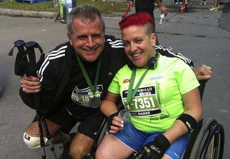 La Maskoutaine Jani Barré et son père Bernard ont relevé un beau défi ensemble en participant au Marathon Oasis de Montréal, le dimanche 23 septembre. Ils ont tous deux pris part au demi-marathon, d'une distance de 21,1 km. En dépit d'une blessure au genou, Bernard a franchi la ligne d'arrivée avec le sourire en 3 heures 1 minute, tandis que Jani, à bord de son fauteuil roulant, a terminé le parcours en 2 heures 15 minutes. Une belle performance considérant qu'elle a pris le départ sur son faute