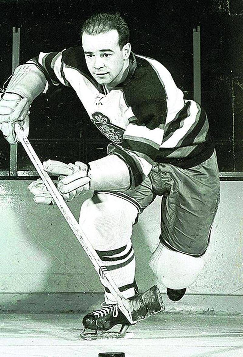 Une erreur s’est glissée dans une récente chronique du Centre d’histoire de Saint-Hyacinthe portant sur l’histoire du hockey à Saint-Hyacinthe au cours des années 1940. Publiée dans l’édition du 10 mars, cette chronique était accompagnée de la photo d’un célèbre frère Rousseau, en l’occurrence Jean alors que la légende identifiait plutôt son frère Roland. Voici donc une photographie des deux frères. Le gros plan est celui de Jean et la photo en action est celle de Roland. Nos excuses.