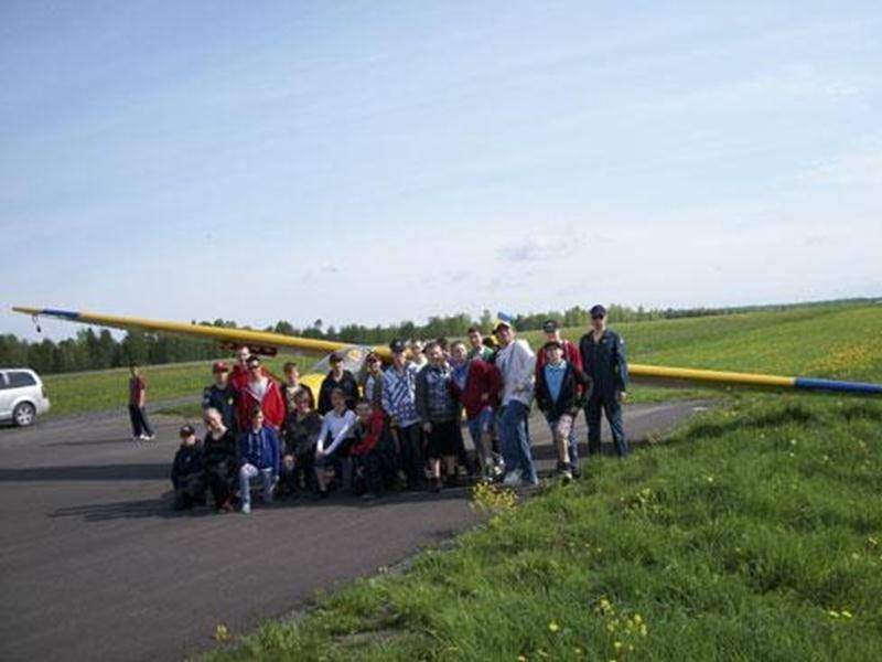 Le samedi 24 septembre, les cadets de l'air participeront à une journée de planeur organisée par l'Escadron 953 des cadets de l'air de Saint-Hyacinthe. Cette activité fait partie des nombreuses activités offertes à ceux et celles qui désirent faire partie d'un groupe de jeunes dynamiques et impliqués dans leur communauté. Les cadets de l’air de Saint-Hyacinthe attendent les jeunes de 12 à 18 ans le mercredi, à 19 h, au Manège militaire (boul. Laframboise). Si tu es intéressé, compose le 450 261-
