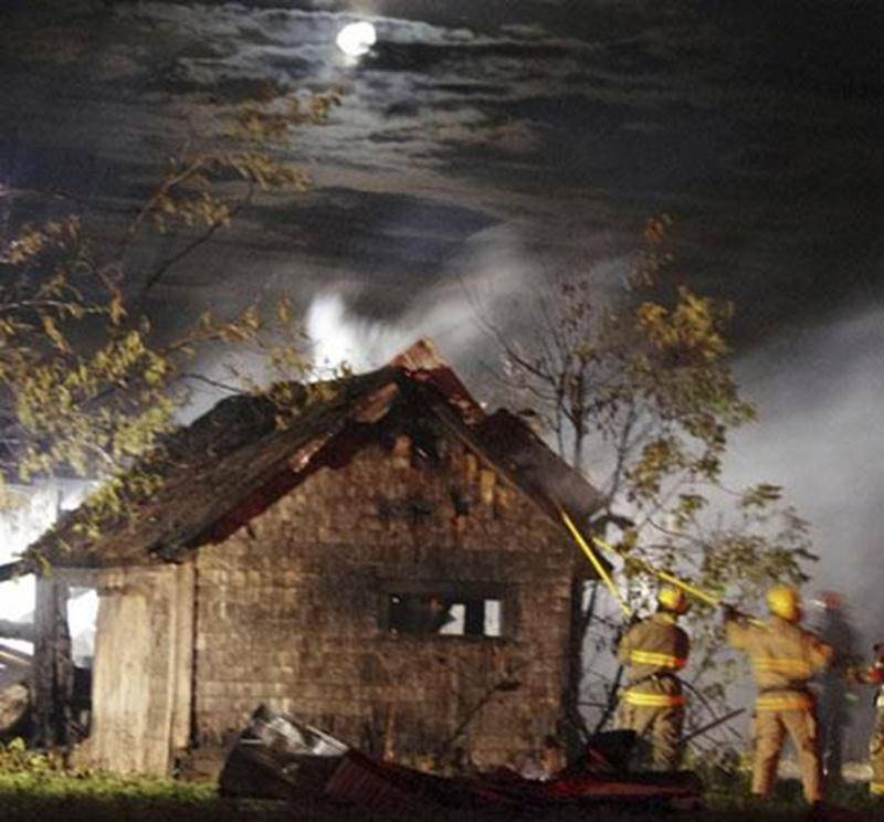 Une vieille école du 2 e rang à Saint-Hugues, transformée en remise par le propriétaire des terres agricoles environnantes, a été la proie des flammes dans la nuit de lundi à mardi. Près de 25 pompiers du Service de sécurité des incendies de Saint-Hugues ont été appelés sur place pour combattre le brasier. Ils ont travaillé durant 1 h 30 afin de maîtriser le feu. La possibilité d'un incendie suspect est considérée, d'autant plus que deux bacs de récupération situés dans les rues avoisinantes ont
