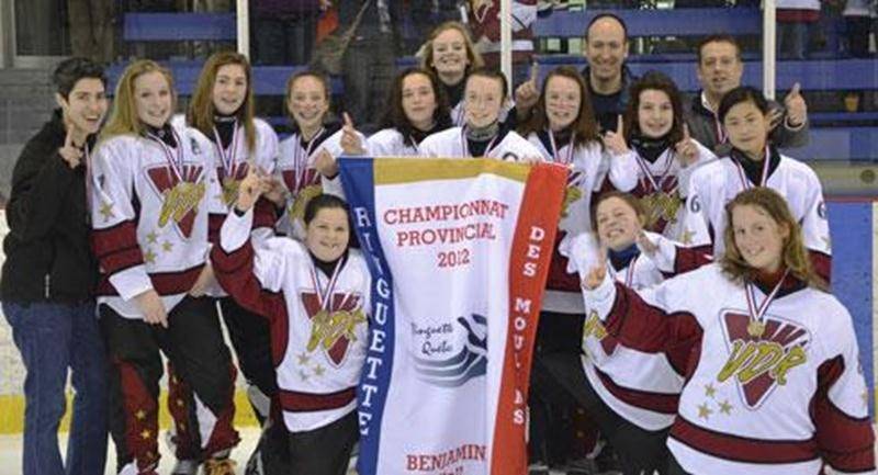 Quelle saison pour l’équipe de ringuette benjamine B de la Vallée-du-Richelieu! Une première position en saison régulière, sans connaître la moindre défaite, et une apparition en finale lors des séries. Elles ont aussi remporté deux bannières lors des tournois de Boucherville et Laval. Finalement, elles ont terminé en beauté en remportant les championnats provinciaux, qui se déroulaient à la mi-avril. Sur la photo : Rosalie De Grandpré, Carolane Dion, Maude Lapolice, Mélanie Thibault (adjointe),