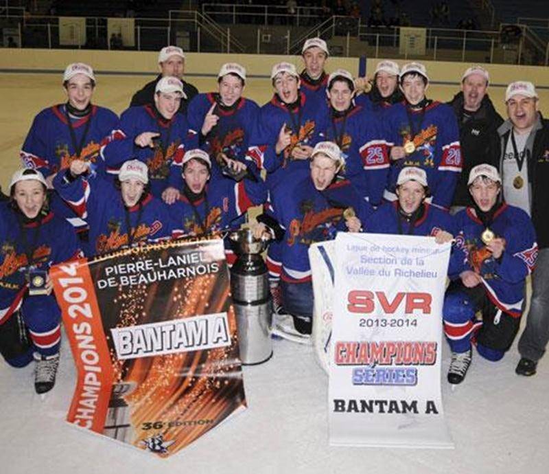 Après avoir triomphé durant les séries éliminatoires, les Cascades bantam A de Saint-Hyacinthe ont remporté la bannière des champions au dernier tournoi de la saison présenté à Beauharnois. Ils ont gagné face aux Vikings de Vaudreuil-Dorion par la marque de 4 à 3. Le bel esprit d'équipe de ce club leur a permis d'atteindre de hauts sommets jusqu'à la toute fin de la saison 2013-14.
