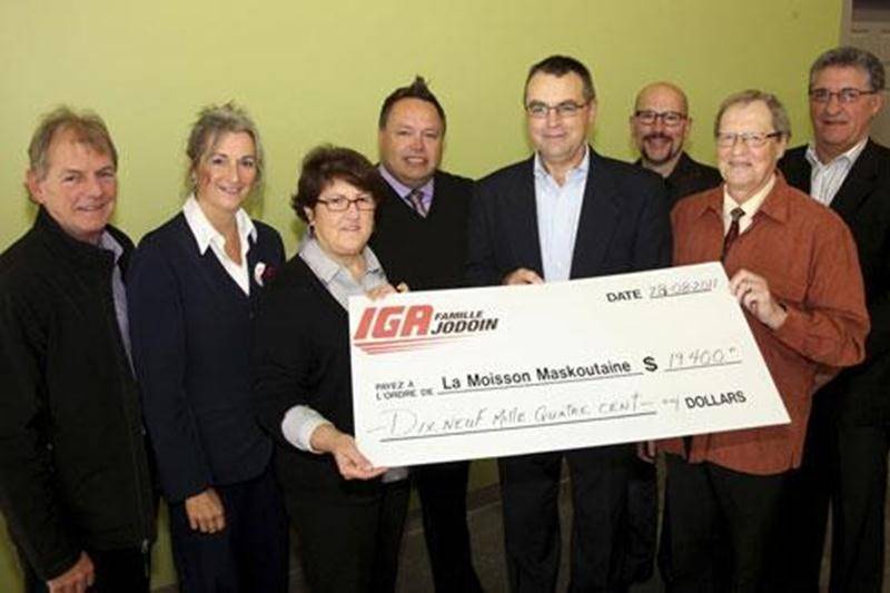 Le tournoi de golf IGA Famille Jodoin a eu lieu le dimanche 28 août. À la suite de ce tournoi, le comité organisateur a remis à La Moisson Maskoutaine une somme de 19 400 $. Sur la photo, de gauche à droite : Lucien Beauregard, bénévole, Lise Chartier, d’IGA Famille Jodoin, Claudine Gauvin, de La Moisson Maskoutaine, André Beauregard, coprésident d’honneur, Guy Jodoin, président d’honneur, Pierre Deslandes, du Club de golf La Providence, Gilles Sénéchal, de La Moisson Maskoutaine et Jean-Guy Bri