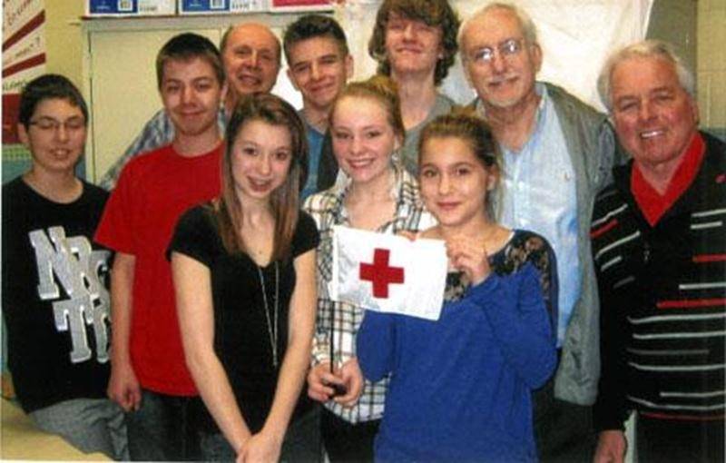 Désireuse de poursuivre son mandat d’aide humanitaire et d’assurer la relève, la Croix-Rouge section Les Maskoutains a tenu une session de formation destinée à des étudiants de troisième secondaire le 23 mars. Ces jeunes Ambassadeurs ont été initiés à la mission de la Croix-Rouge à travers le monde, à l’importance de prévoir l’imprévisible, à connaître divers trucs permettant de survivre à un sinistre et aux moyens dont on dispose pour offrir les premiers soins. Le témoignage personnel de Karine