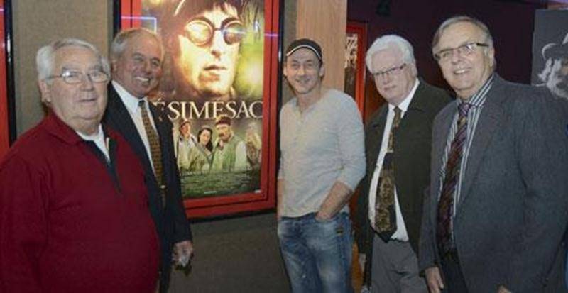 Une avant-première du film <em>Ésimésac</em> de Luc Picard, inspiré de l'un des contes de Fred Pellerin, a eu lieu, jeudi, au Cinéma de Saint-Hyacinthe. Cette activité qui s'inscrit dans le cadre de la campagne de financement annuelle de la Croix-Rouge, section Les Maskoutains, a permis d'amasser la somme de 6 000 $, avec 300 billets vendus. Le réalisateur et acteur Luc Picard était sur place afin de présenter sa toute dernière création cinématographique. On peut le voir aux côtés des Maskoutain