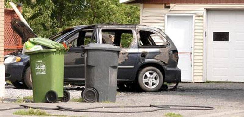 Un incendie suspect a ravagé une minifourgonnette qui était stationnée sur le terrain privé d'une résidence de la rue Martineau, dans la nuit de lundi à mardi. Un second véhicule, immobilisé tout près, a aussi subi des dommages. L'incendie risquait de se propager au garage et à la maison, mais l'intervention rapide du service de Sécurité incendie de la Ville de Saint-Hyacinthe a permis d'éviter le pire. L'enquête a été transférée à la Sûreté du Québec, qui devra déterminer si une main criminelle